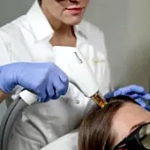 Лазерное лечение кожи головы и восстановление роста волос